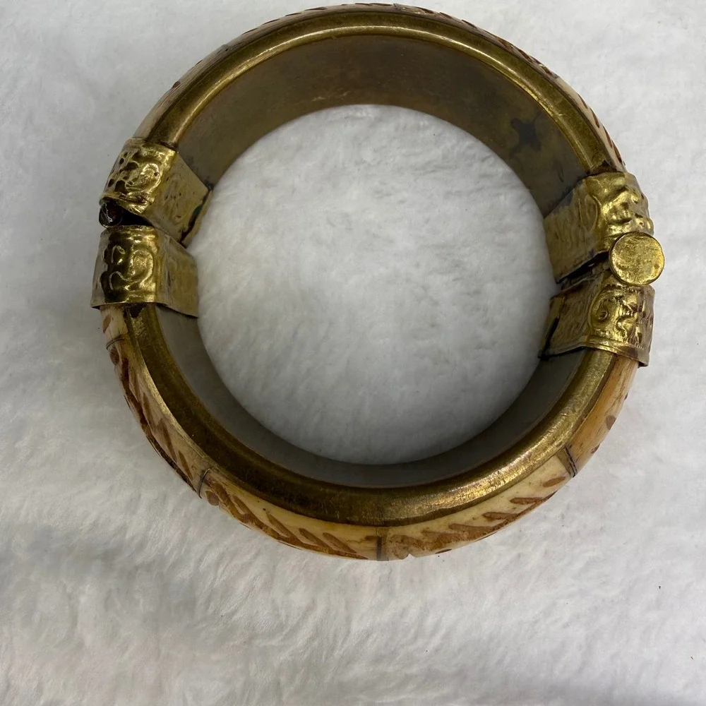 Vintage Hand Carved Bangle Cream Gold Tone Ornate Hinge Pin Closure 7